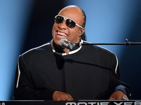 STEVIE WONDER HABLO EN APOYO A UCRANIA : “DEBEMOS HACER FRENTE AL ODIO”