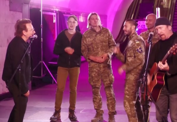 Bono y The Edge dieron un concierto sorpresa en una estación de subte de Kiev