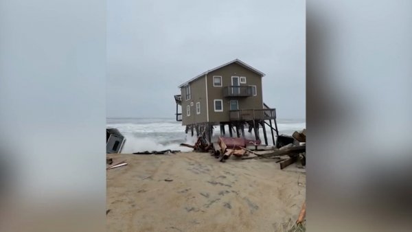 Video: Una casa fue arrastrada por el mar en Estados Unidos