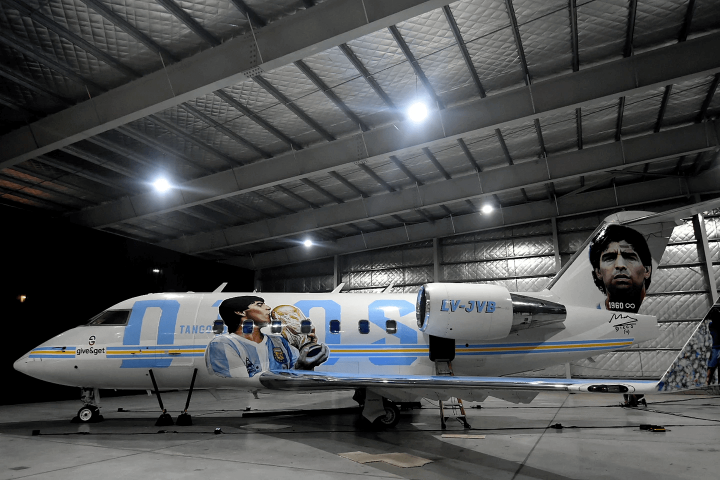 Pintan a Maradona en un avión que viajará a Qatar 2022