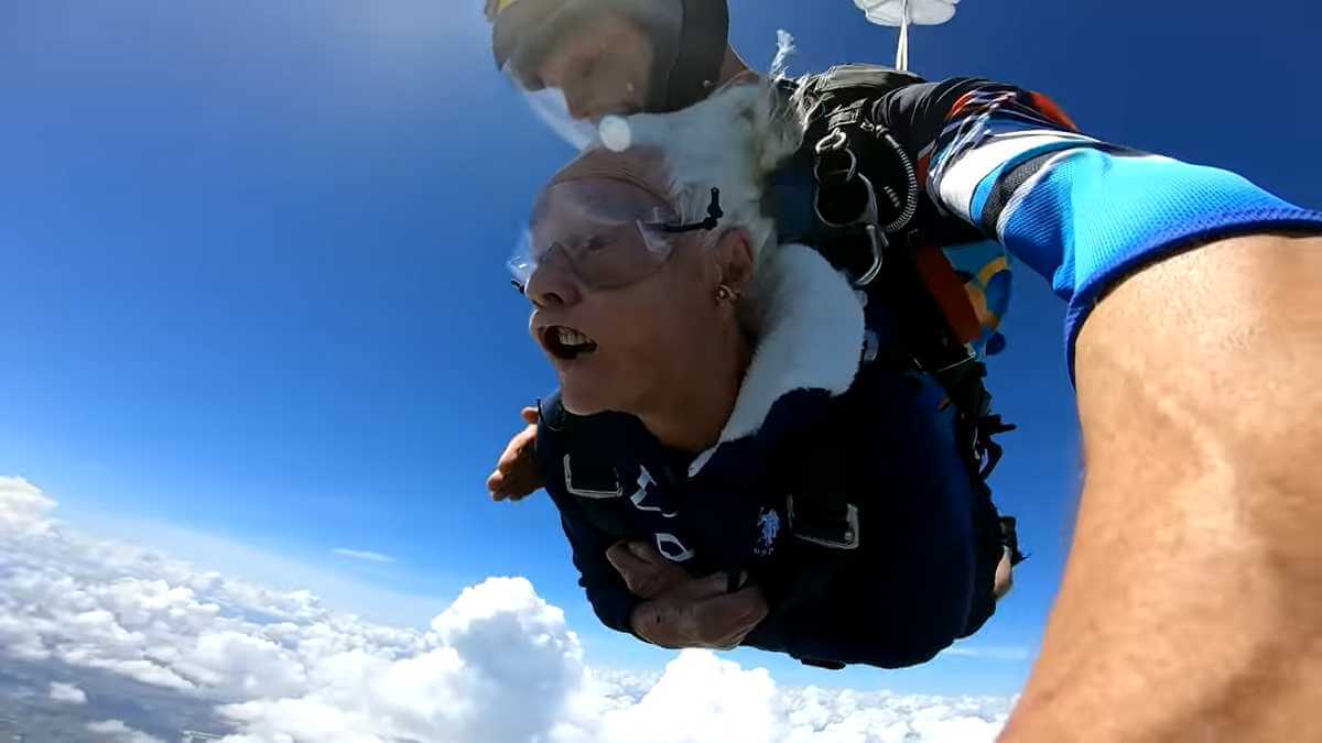 Sueño cumplido: Mujer de 100 años celebró su cumpleaños saltando en paracaídas