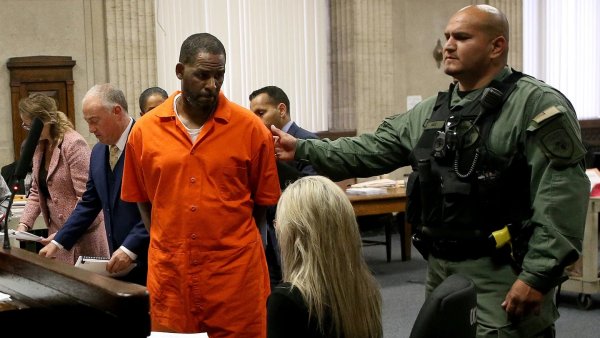 Condenan a 30 años de prisión al cantante R. Kelly por abusos sexuales organizados a menores