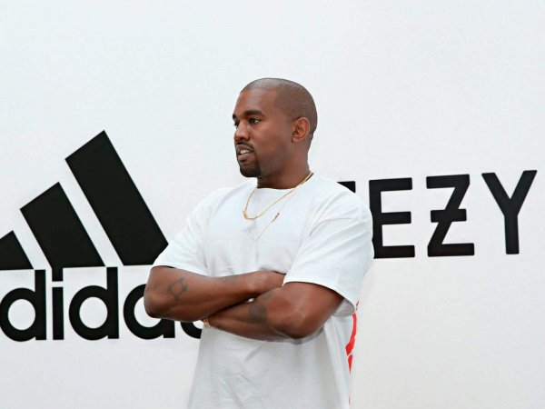 Kanye West acusa a Adidas por copiarle su diseño de zapatillas