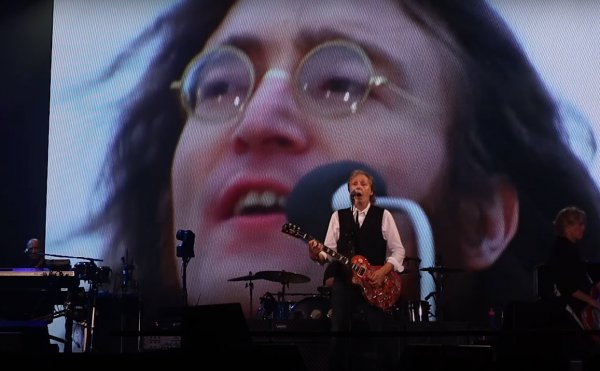 Paul Mc Cartney “volvió a tocar en vivo” con John Lennon
