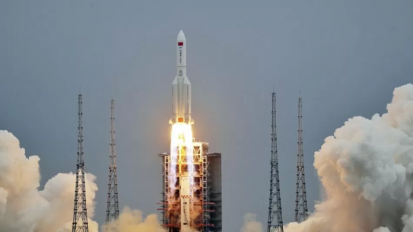 Advierten que los restos de un cohete chino podrían impactar contra la Tierra