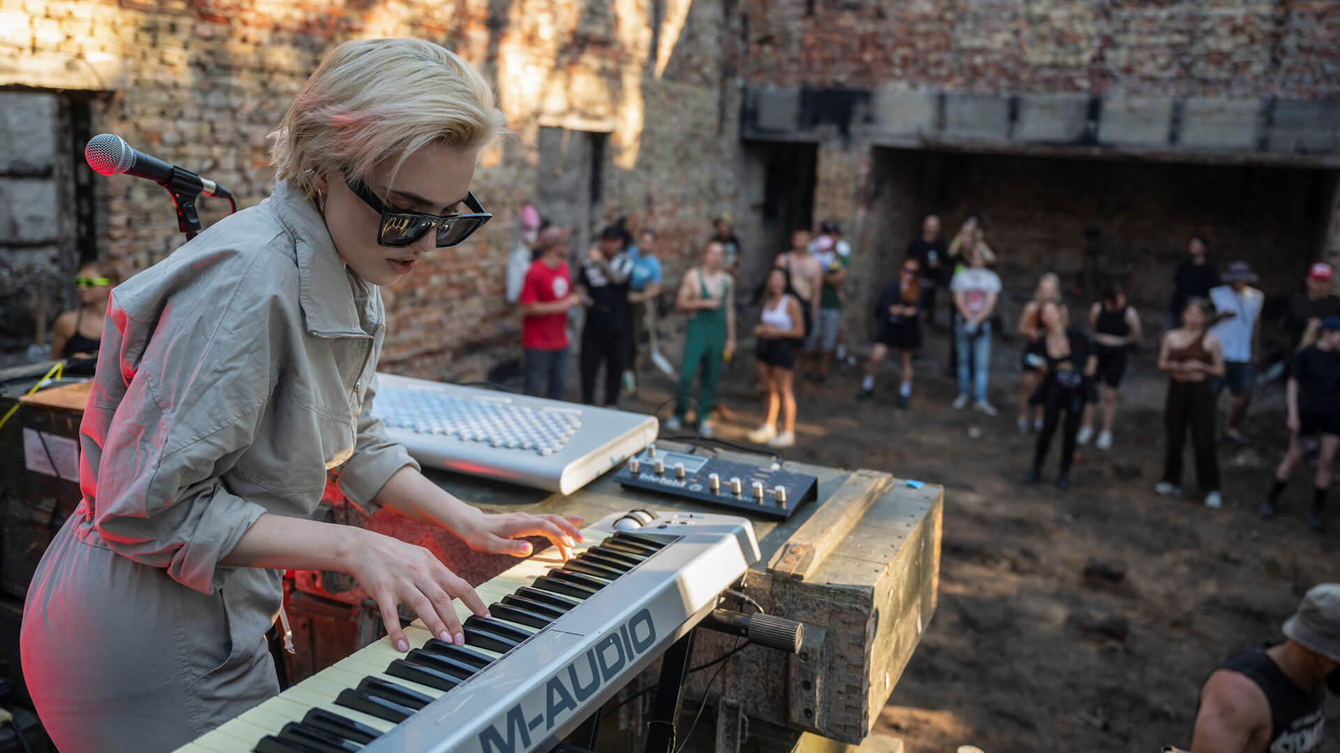 “Clean up rave”, la iniciativa electrónica en Ucrania para limpiar casas dañadas por la guerra