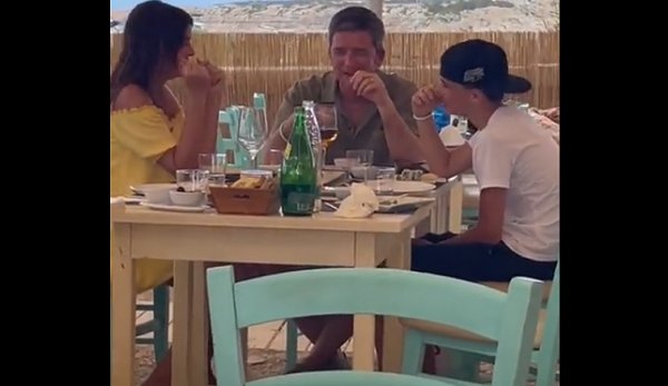 Noel Gallagher fue a un restaurante en Ibiza y le cantaron “Wonderwall”