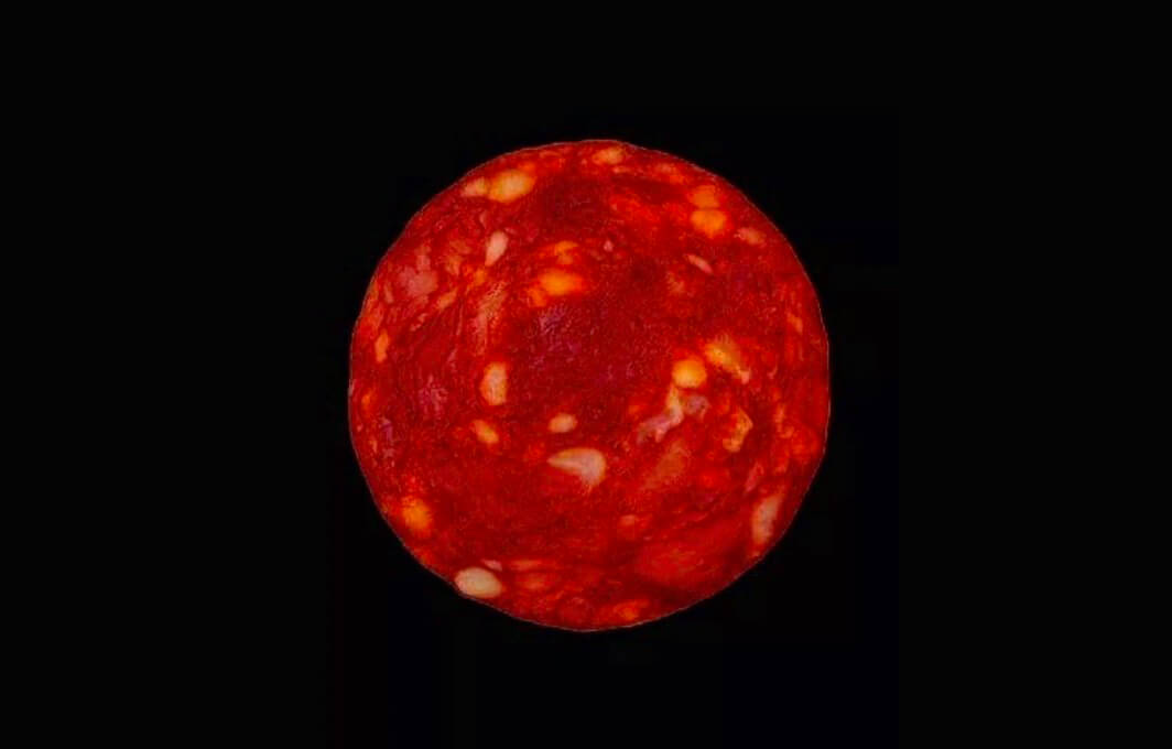 Un científico publicó la foto de una “estrella”, pero era una rodaja de chorizo