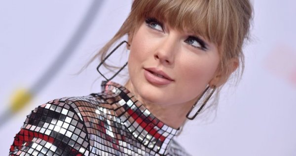 Taylor Swift insiste en que no infrigió derechos de autor con “Shake it off”