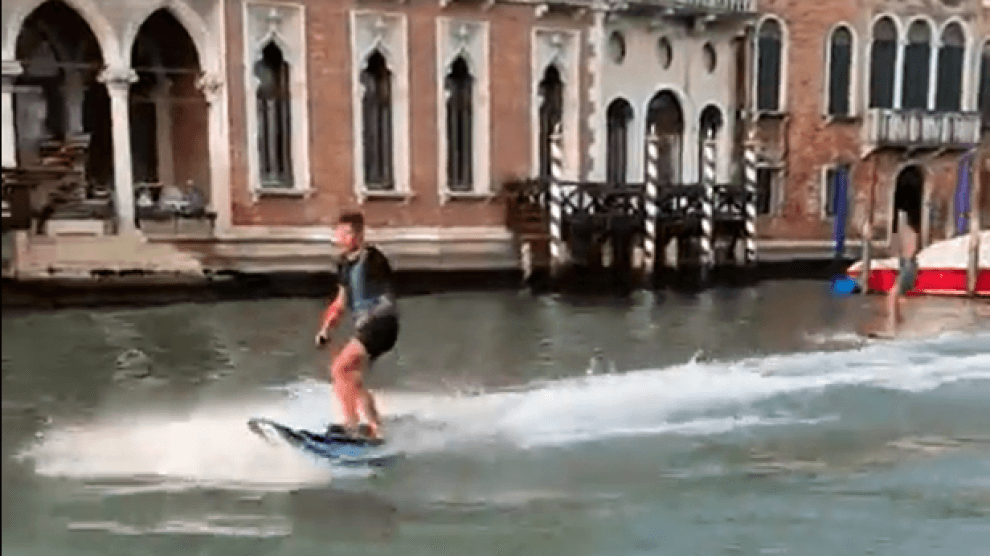 Venecia: Dos jóvenes hicieron esquí acuático en el Gran Canal