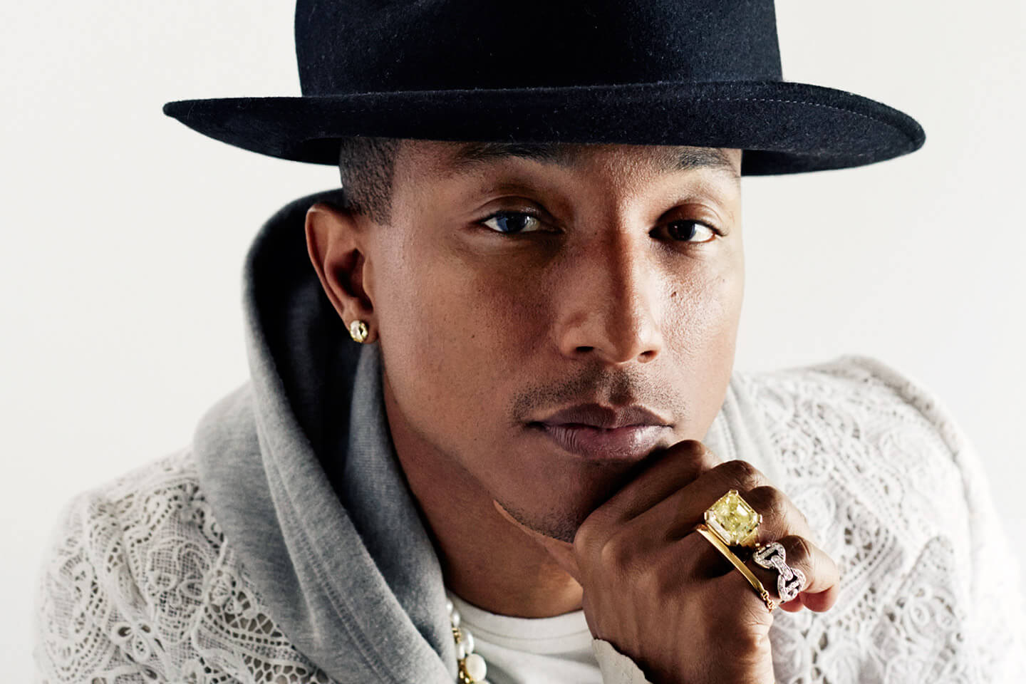 Pharrell Williams venderá ropa y accesorios en una plataforma de subastas
