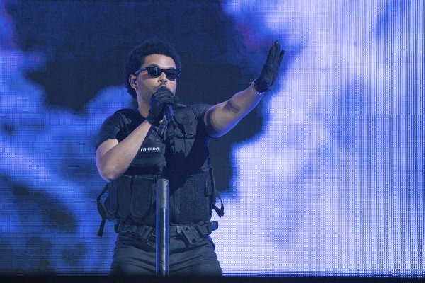 Tras suspender un show, The Weeknd asegura que su voz está en perfecto estado