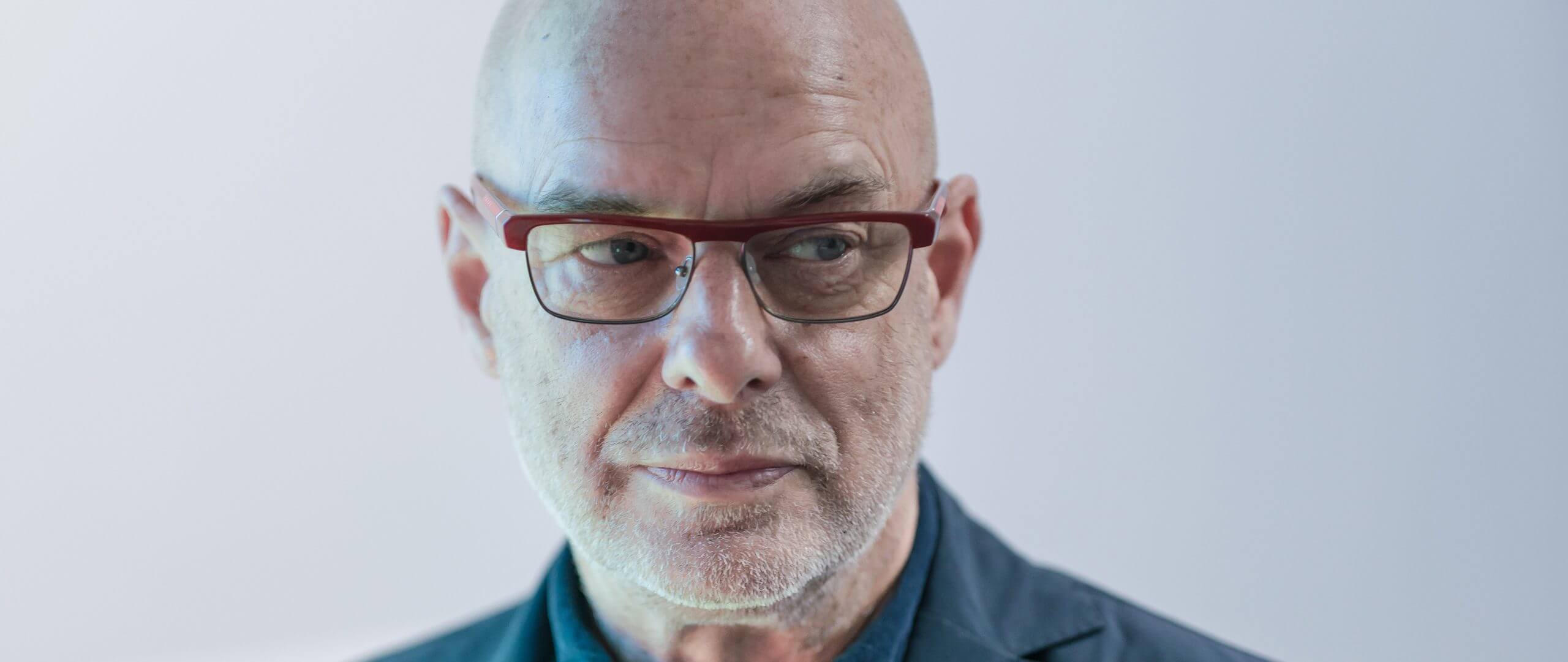 Brian Eno compartió su nuevo single “We let it in”