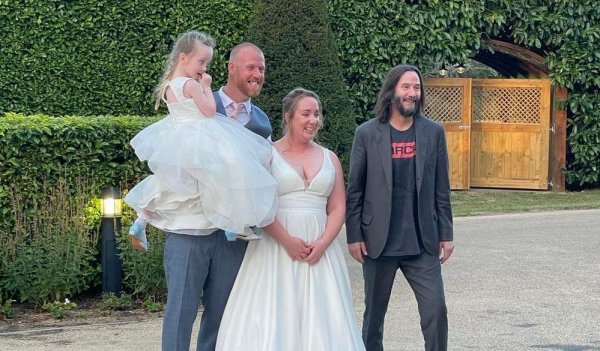 Keanu Reeves sorprendió a una pareja de recién casados en su banquete de bodas