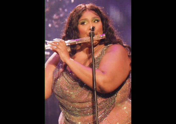 Histórico: Lizzo tocó una flauta de cristal de 200 años de antigüedad