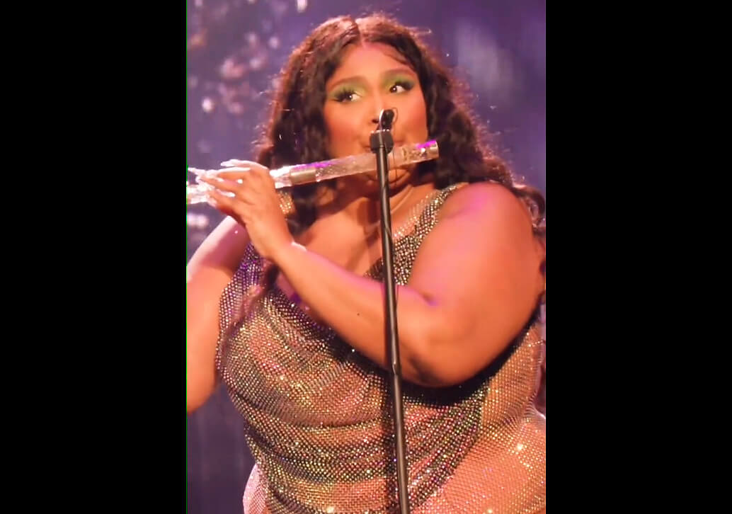 Histórico: Lizzo tocó una flauta de cristal de 200 años de antigüedad