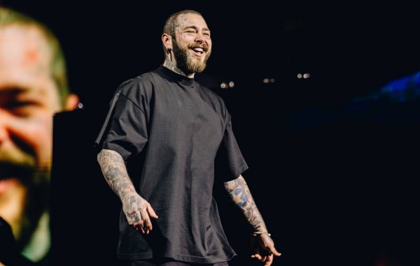 Post Malone sufrió una dura caída en el escenario