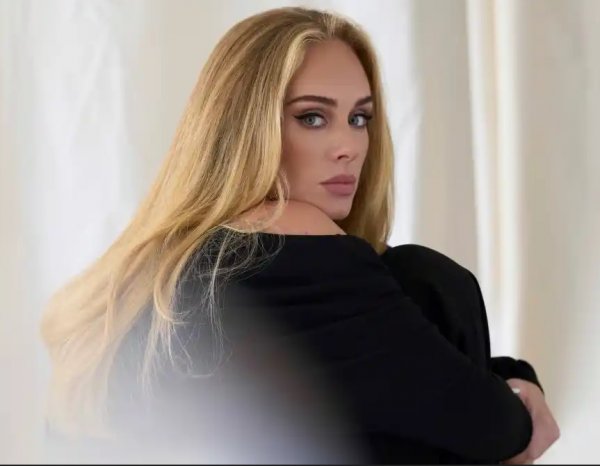 ADELE PLANEA ESTUDIAR UNA CARRERA UNIVERSITARIA