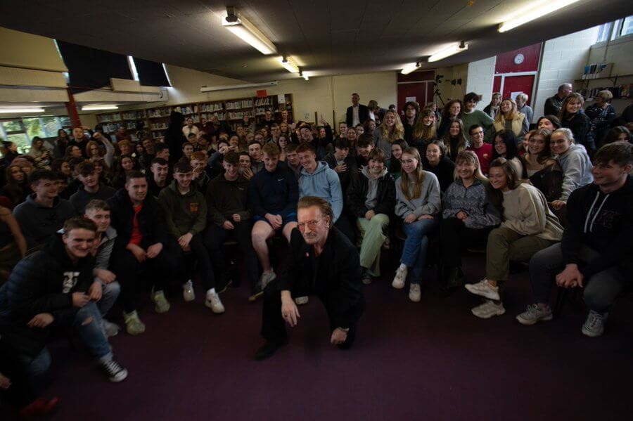 Bono apareció de sorpresa en su vieja escuela de Dublin