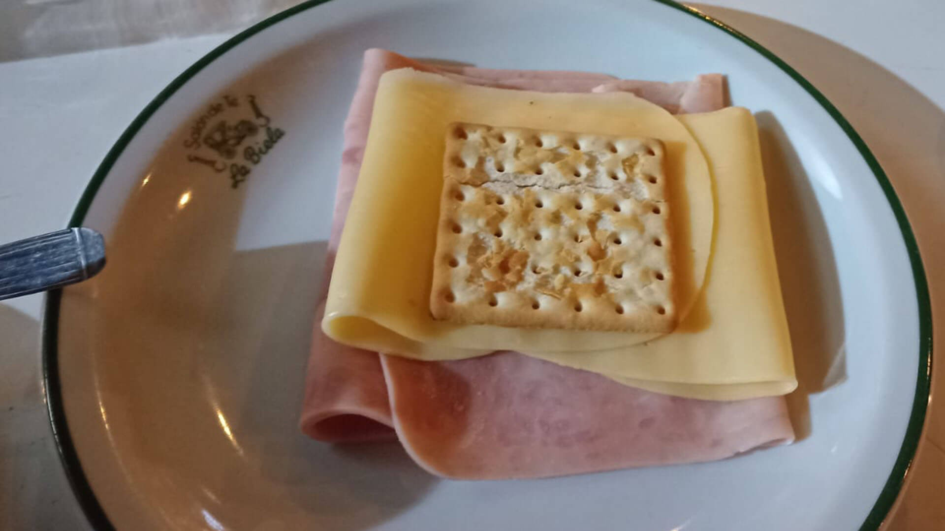 Pidió una galletita de agua con jamón y queso y le cobraron una fortuna