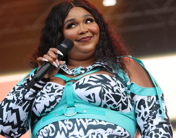 LIZZO LLEVO A SU FAMILIA A UNA SESIÓN DE TERAPIA