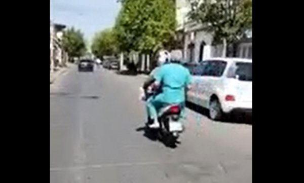 Una ambulancia se olvidó al médico en la calle y un motoquero lo llevó al hospital