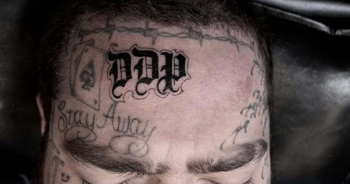 Post Malone se tatuó en la frente las iniciales de su hija