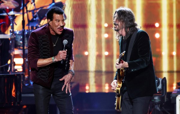 Dave Grohl y Lionel Richie, juntos en el show del Rock & Roll Hall of Fame
