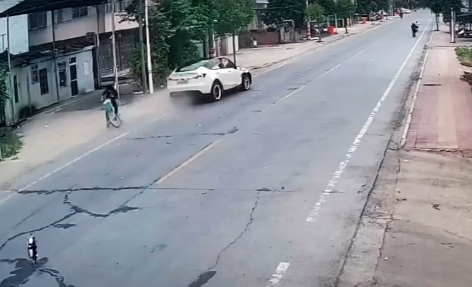 Tragedia en China: un auto eléctrico de Tesla perdió el control