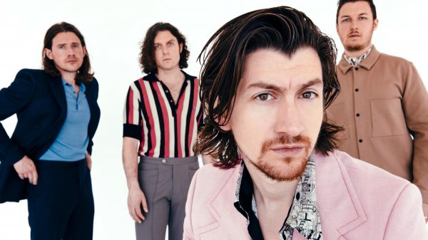 Revelan que Arctic Monkeys lleva un bar transportable en su gira