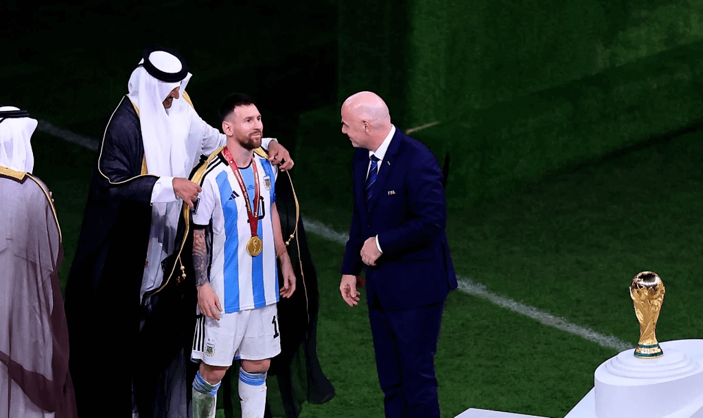 Qatar 2022: ¿Qué significa la capa que le pusieron a Messi?