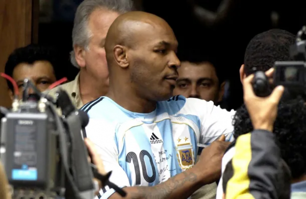 Sigue la polémica: Ahora Mike Tyson saltó a defender a Messi de Canelo