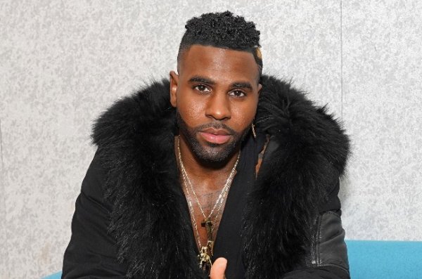 Jason Derulo sufrió un accidente jugando al basquet