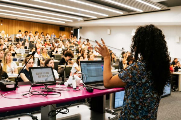 Una escuela de Música en Londres regaló 4 becas solo para mujeres