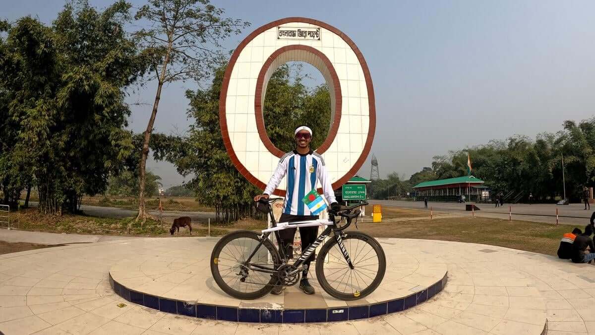 Un ciclista de Bangladesh recorrió 1003 km en honor a Messi