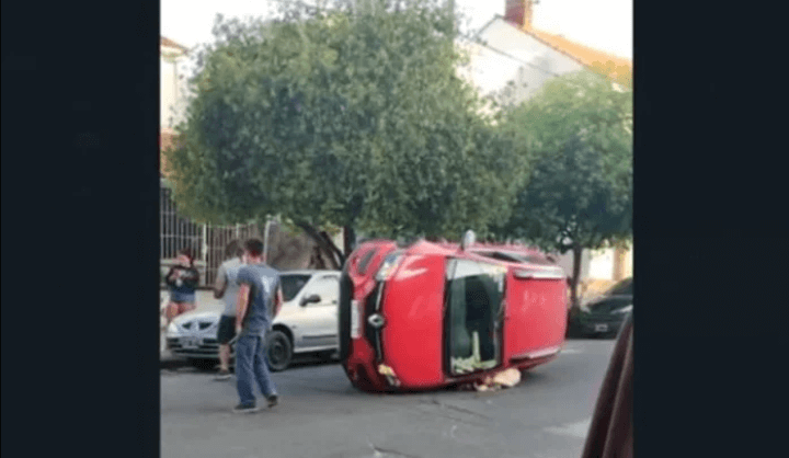 Hola País: Quiso agarrar un pan de la guantera y volcó el auto