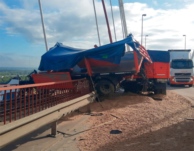 Hola País: Un camión quedó colgando de un puente en Zárate- Brazo Largo