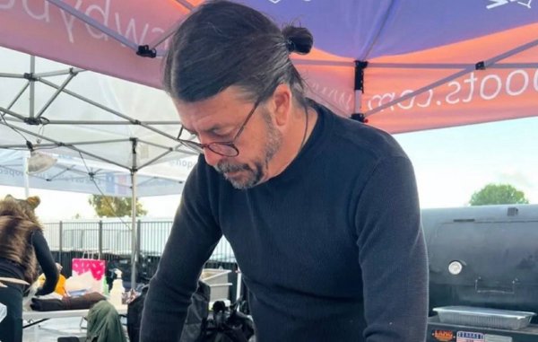 Dave Grohl cocinó durante 16 horas para 450 personas que viven en la calle