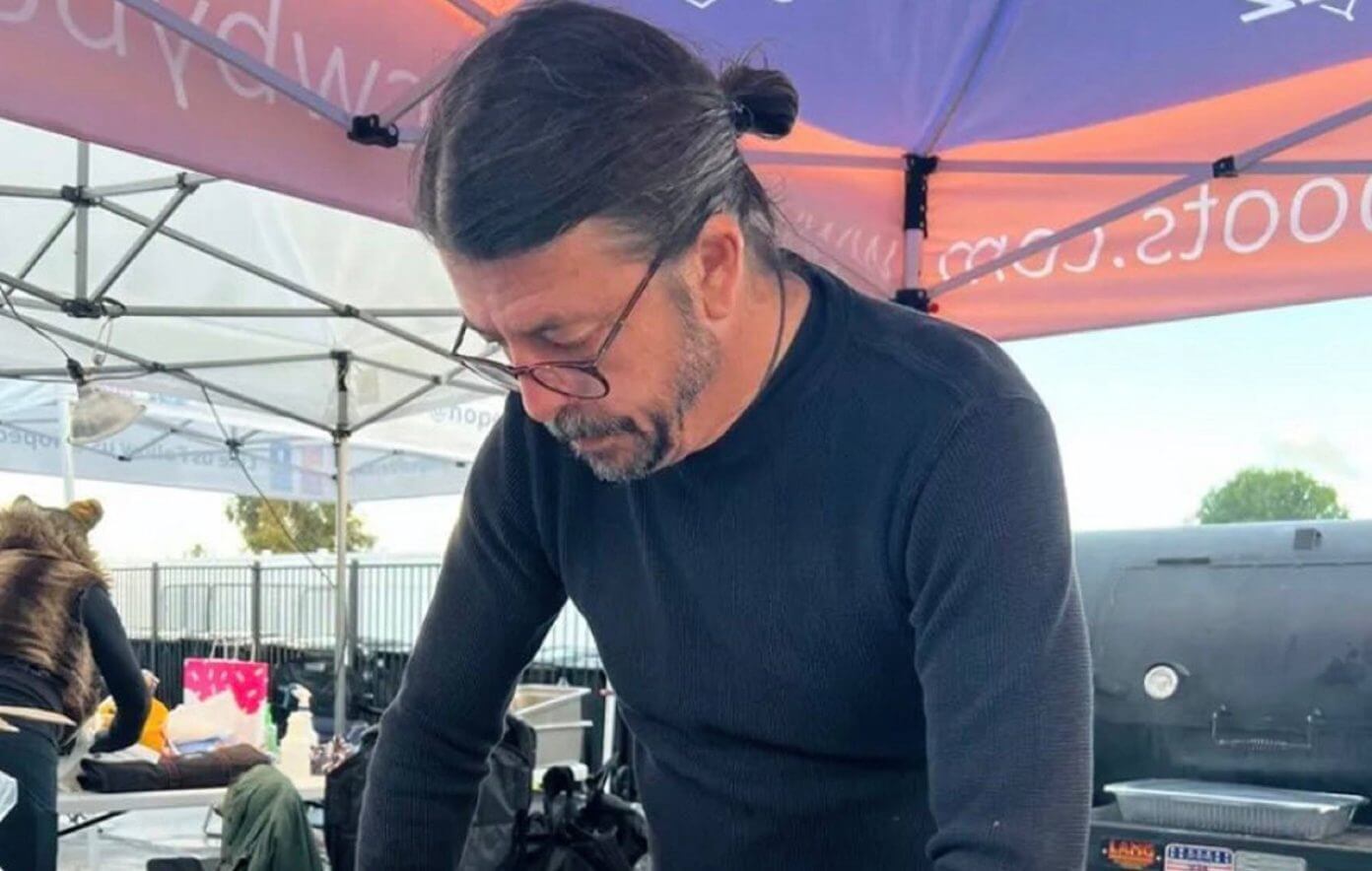 Dave Grohl cocinó durante 16 horas para 450 personas que viven en la calle