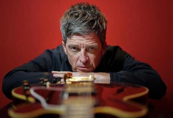 Noel Gallagher lanzó un single con un remix de Robert Smith