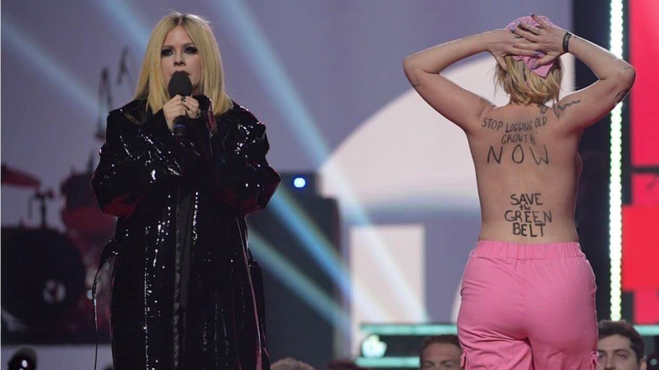 Avril Lavigne se enfrentó con una manifestante en una premiación
