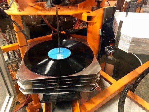 Metallica compró una fábrica de vinilos