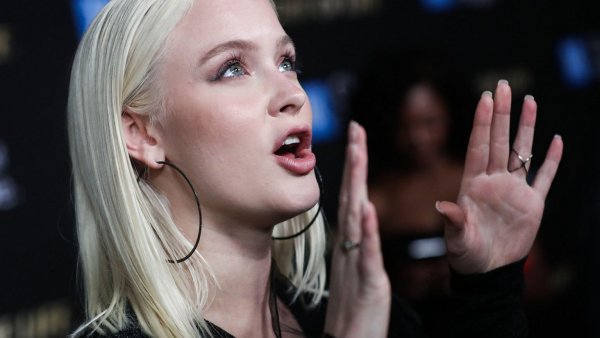 Zara Larsson entrena para ser piloto de helicóptero