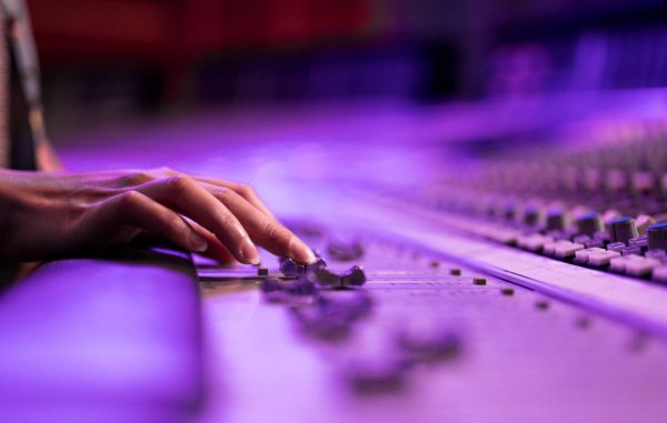 Según un informe hay pocas mujeres y personas no binarias en puestos técnicos de la industria musical