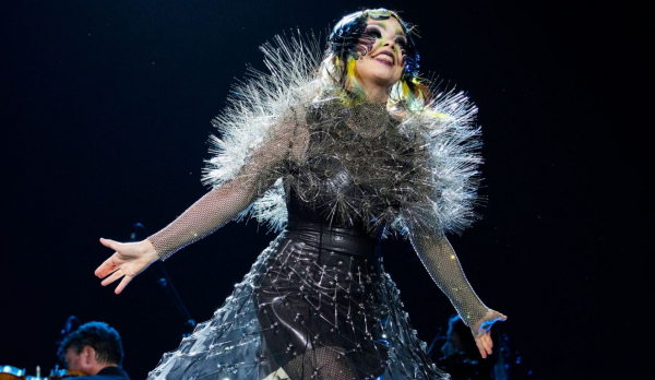 Björk iluminó el cielo del festival Coachella con más de 800 drones