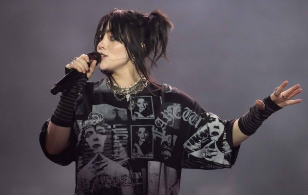 Un fan de Billie Eilish se trepó a una torre de televisión en Hollywood