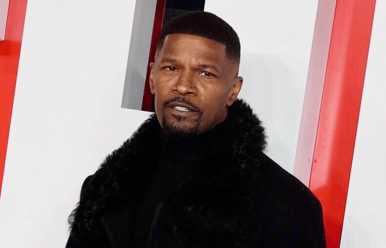 Jamie Foxx continua internado en el hospital