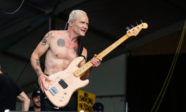 Flea quiere volver a grabar el disco debut de Red Hot Chili Peppers