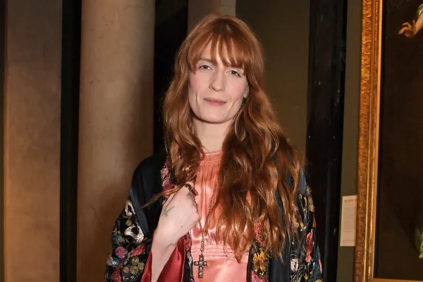 Florence Welch reveló que tuvo una operación de urgencia que le salvó la vida