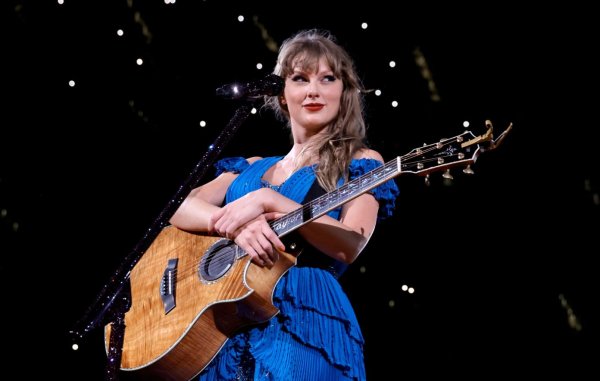 Compró una guitarra firmada por Taylor Swift solo para destrozarla